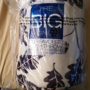 NWT The Big One Plush Throw 5x6